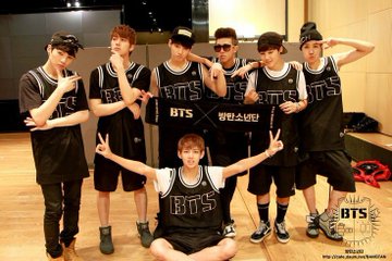 BTS con playeras de basquetbol