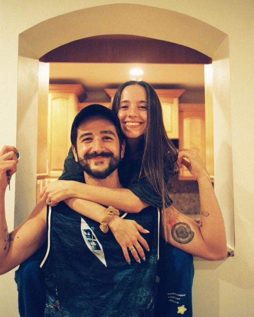 Evaluna y Camilo abrazados