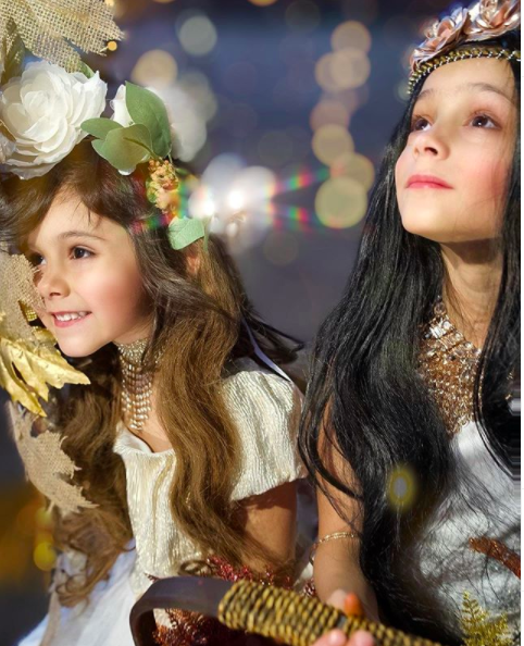 Allison Lozz muestra a sus hijas que son igualitas a ella