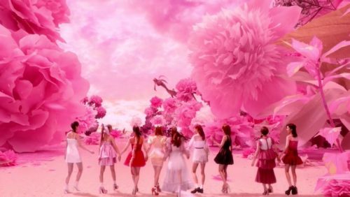 NiziUen el MV Step and a Step
