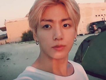 Jungkook de BTS con cabello rubio