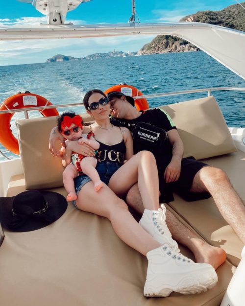 Kimberly Loaiza con su hija Kima y su novioa juan de Dios pantoja