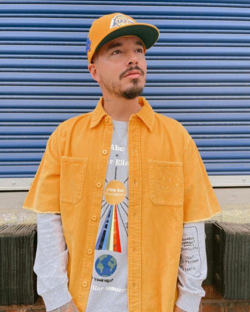 J Balvin serio con atuendo amarillo