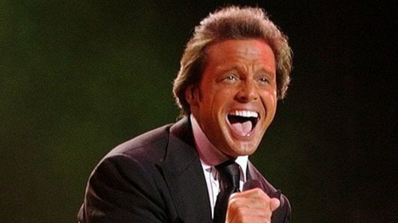 Luis miguel presume a su novia de argentina