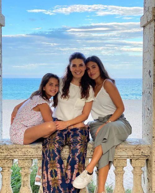 Mayrín Villanueva junto a sus hijas