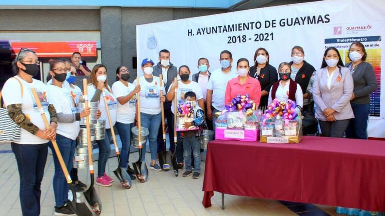 Municipio de Sonora regala palas a familias de desaparecidos