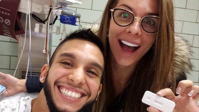 Pareja transgénero presenta a su hijo ariel