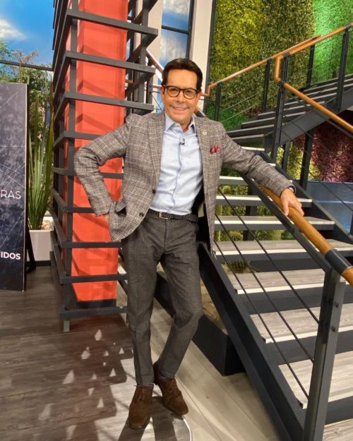 Juan José Origel con su traje en Hoy