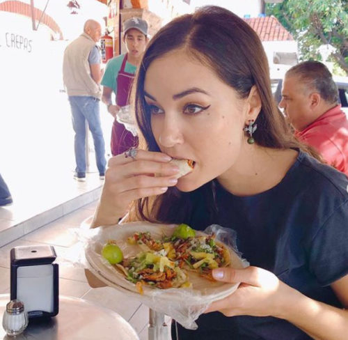Sasha Grey comiendo tacos en México