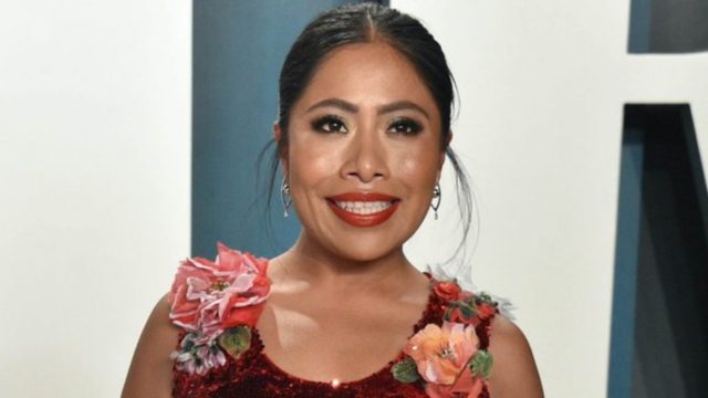 Yalitza Aparicio sonriente por su fortuna