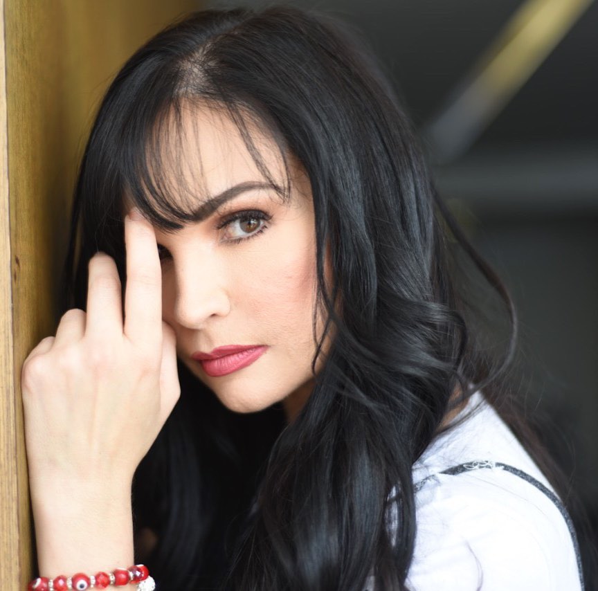 Ana Patricia Rojo cabello negro