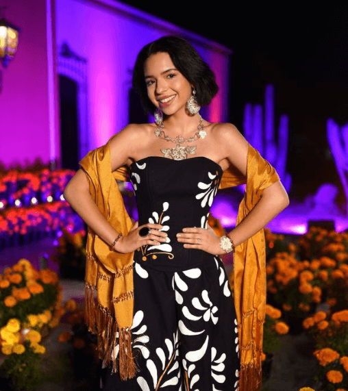 Ángela Aguilar transmite en vivo funeral de Flor Silvestre