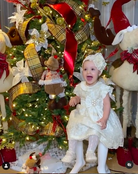 Marlene Favela posa con su hija para fotos Navideñas