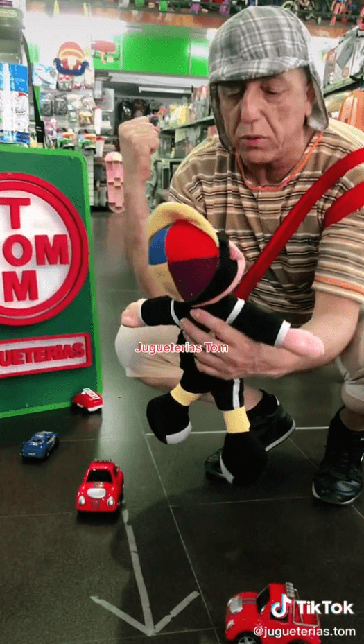 Chavo del 8 metalero se disfraza del personaje