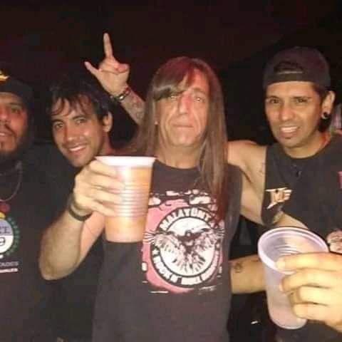 Chavo del 8 metalero se disfraza