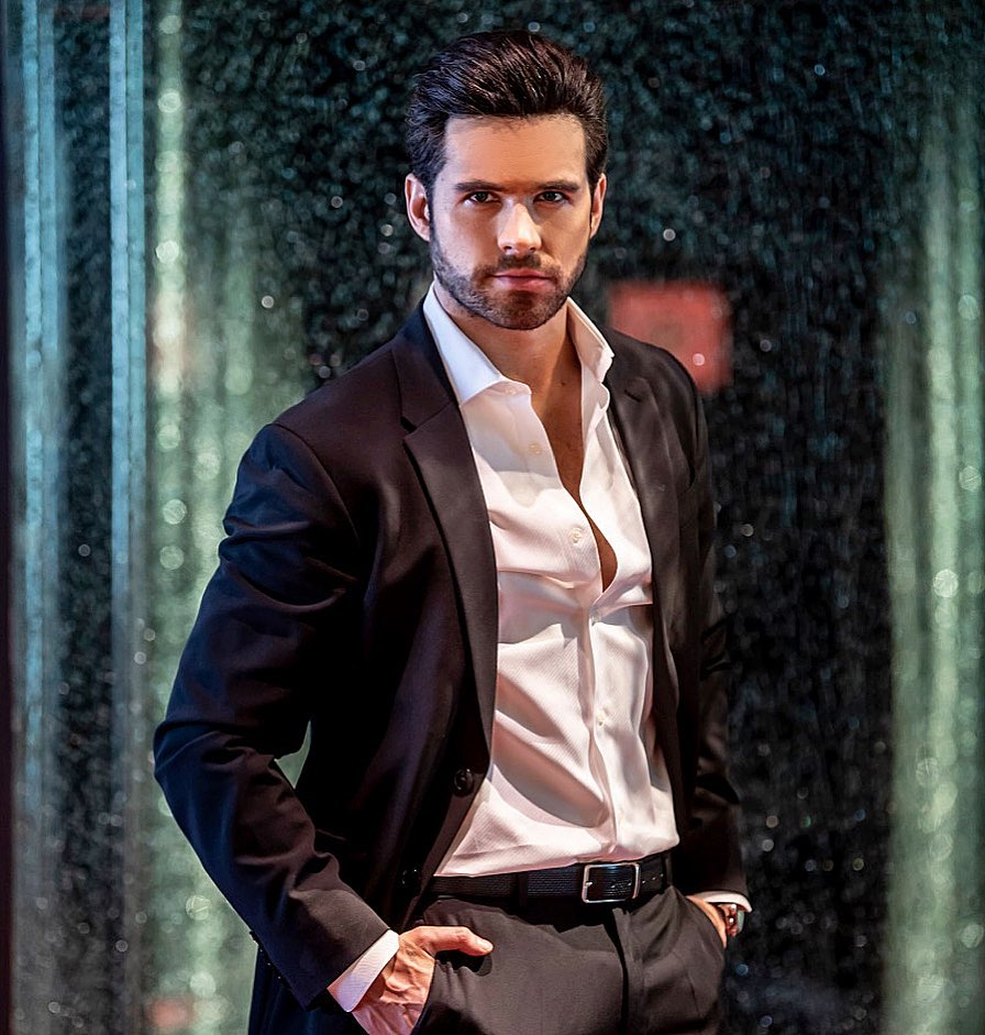 Eleazar Gómez con traje