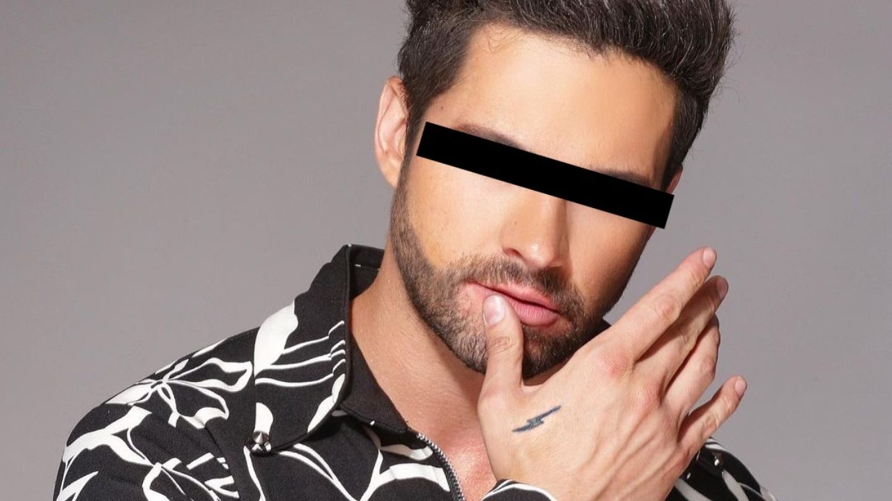 Eleazar Gomez mano en el labio