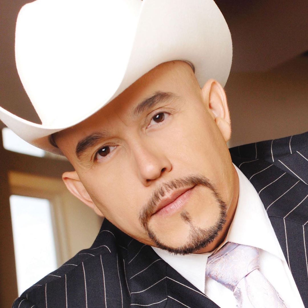 Gustavo Rivera sufre accidente de auto