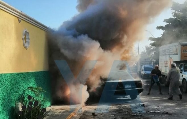 Se incendia auto en un motel