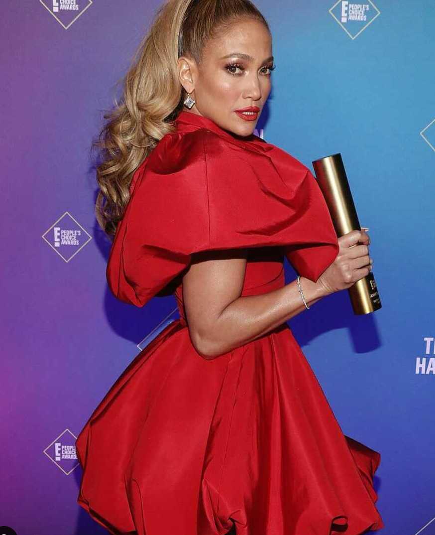 Jlo se quita 20 años de encima con su nuevo look