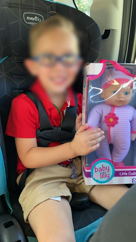Niño pide muñeca para ser el mejor papá del mundo