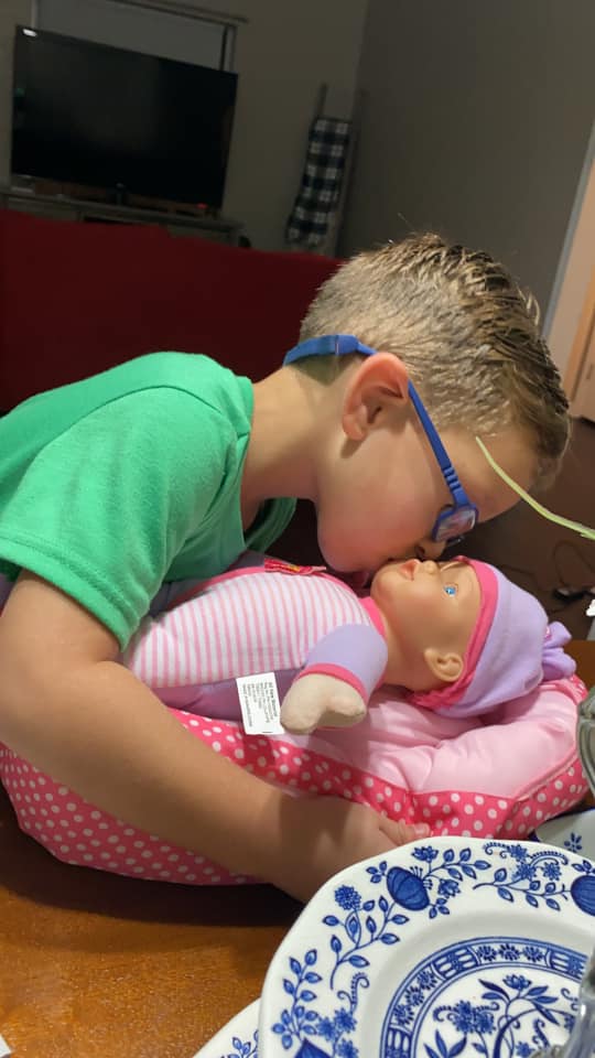 Regalan muñeca a niño que quiere ser el mejor papá del mundo
