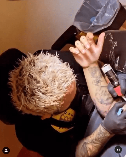 Nodal se hace nuevos tatuajes