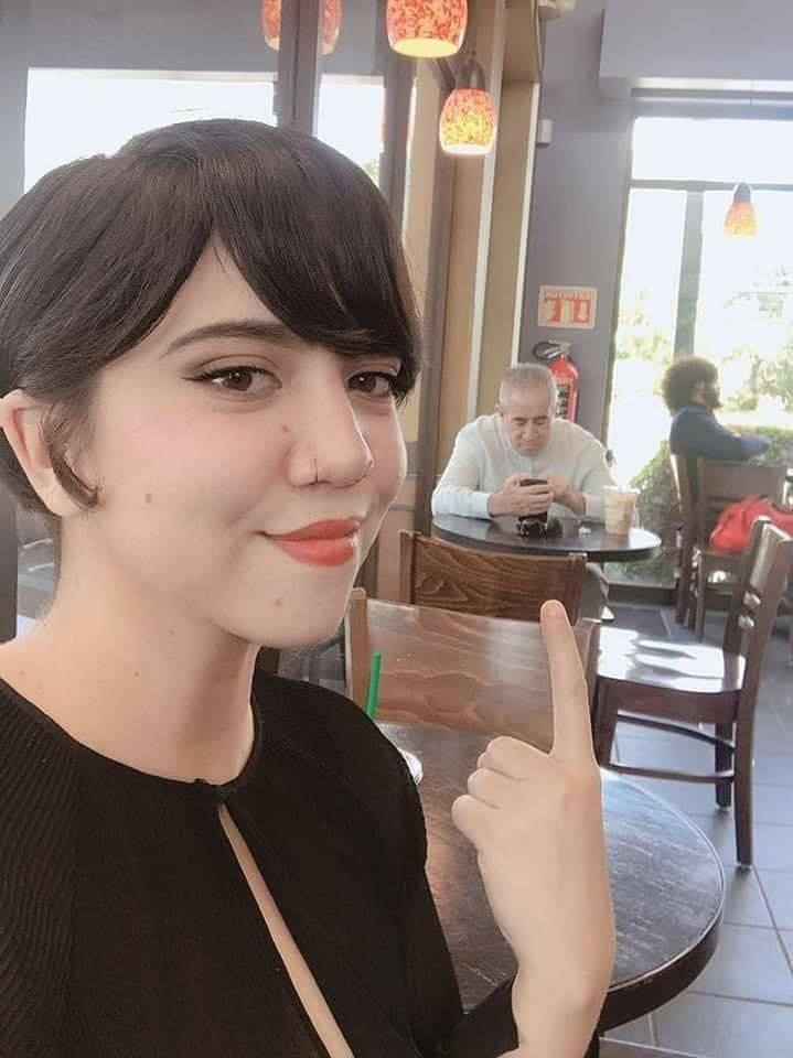 Papá acompaña a su hija