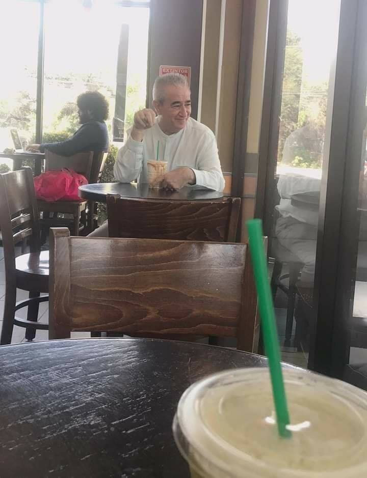 Papá con su hija en la cafetería
