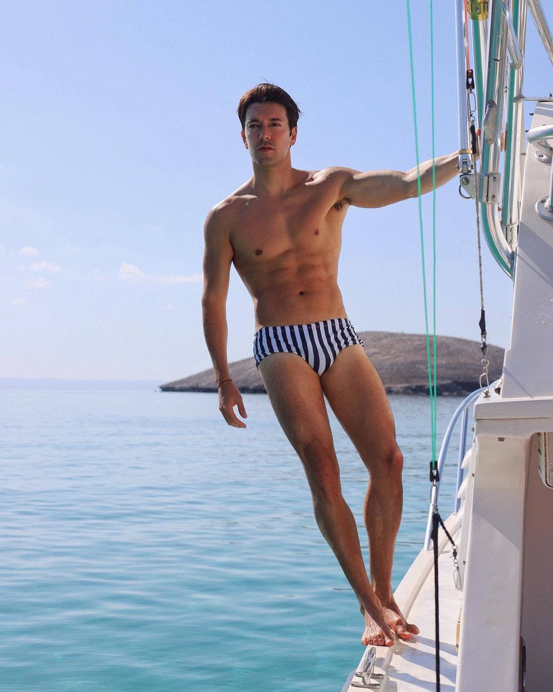 Roger González en traje de baño en la playa