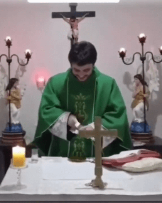 Sacerdote sufre ataque de risa en plena misa