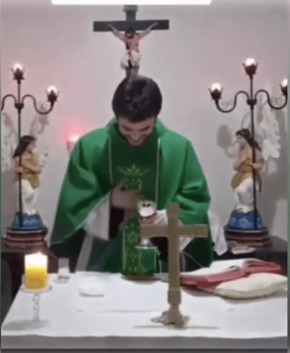 Sacerdote tiene ataque de risa en plena misa