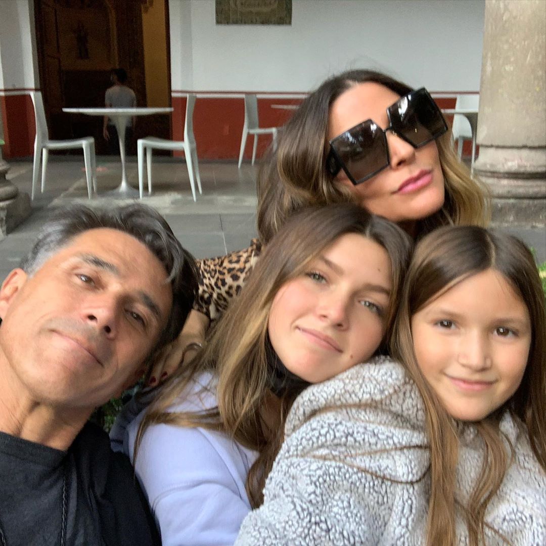 Sergio Mayer e Issabela Camil piensan sacar a sus hijas de la escuela
