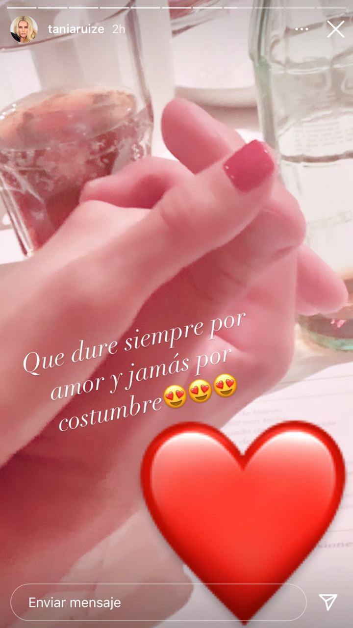 Tania Ruiz muestra anillo de compromiso de la mano de Peña Nieto