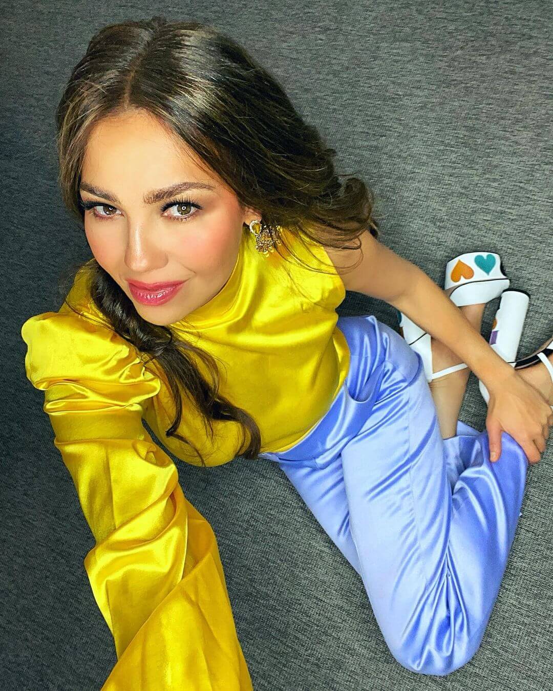 Thalía presume su árbol de navidad y lanza nueva canción