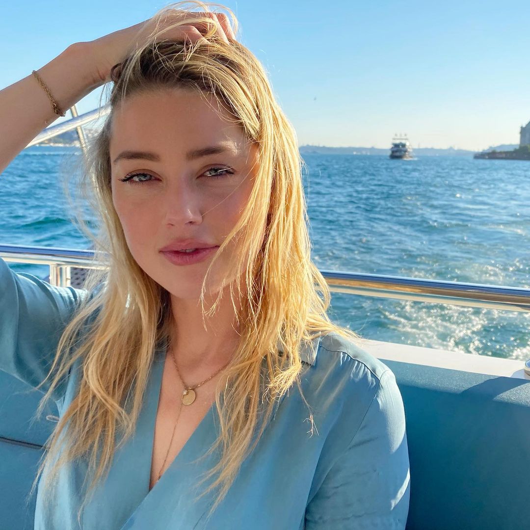 Amber Heard sonriendo