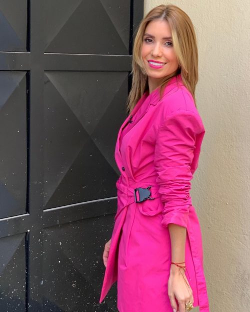 Foto Andrea Escalona con vestido rosa en instagram