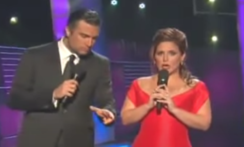 Angélica Vale conduciendo unos Premios Lo Nuestro