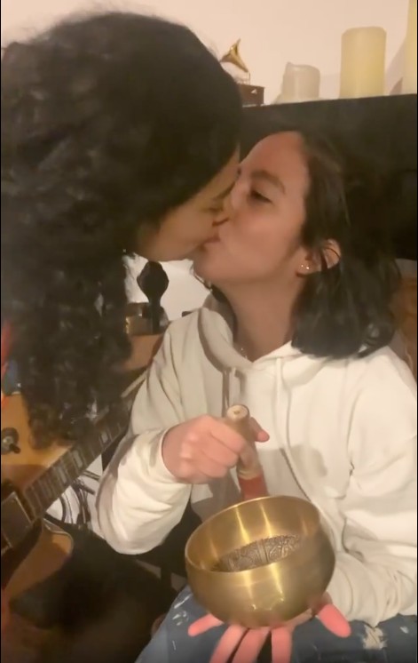 Foto beso flor amargo y su novia