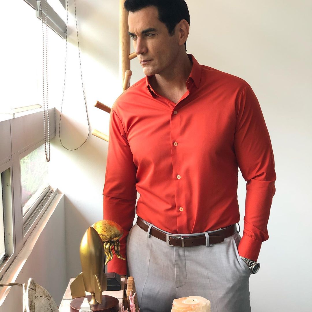David Zepeda camisa roja