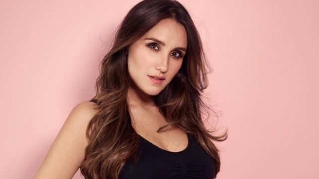 Dulce maría anuncia nacimiento de su hija con foto en redes