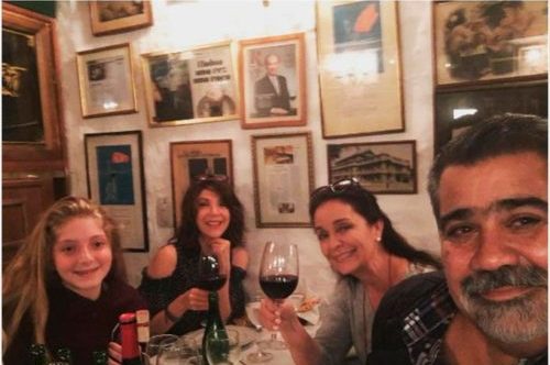 Edith González cenando con su hija Constanza Creel