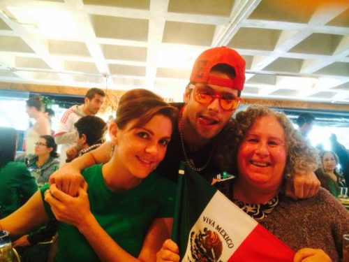 Eleazar Gómez son us madre y su hermana