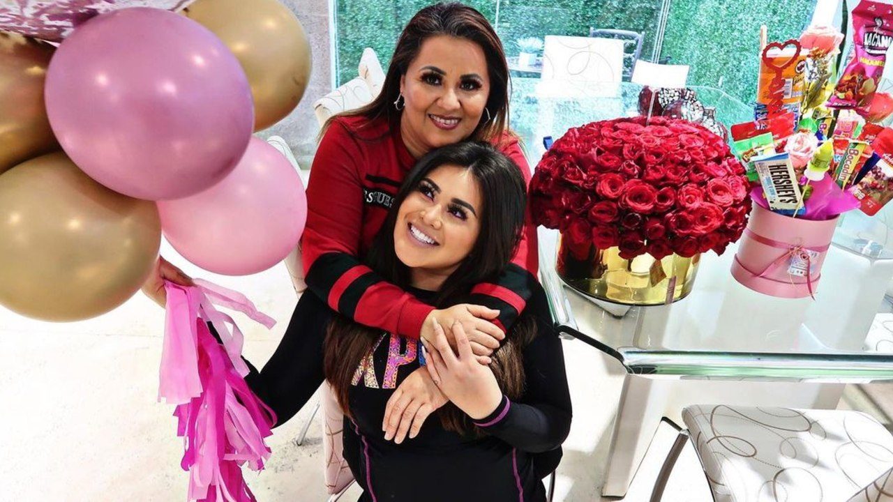 Gomita y su mamá se hacen arreglitos en el rostro