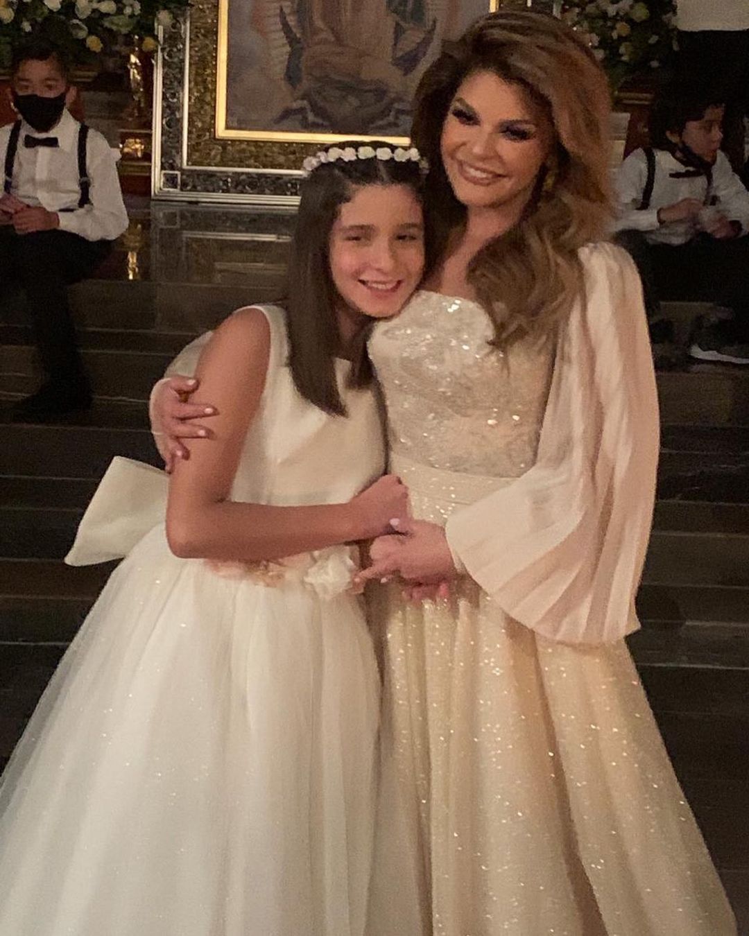 Itatí Cantoral con su hija cantándole a la virgen