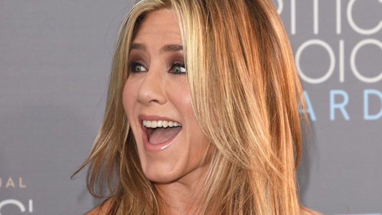 Jennifer Aniston presume abdomen con llantitas en instagram