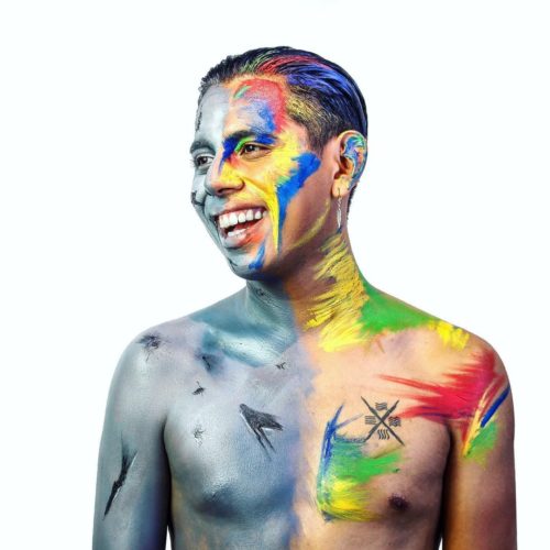 Jhonny Caz pintado con la bandera LGBT+
