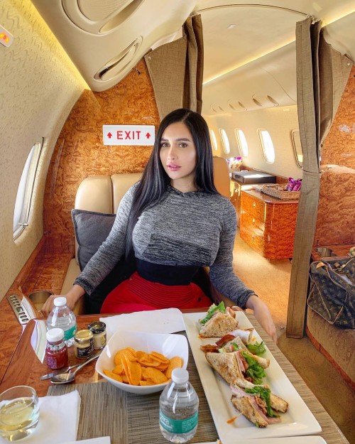 Foto Joselyn Cano comiendo
