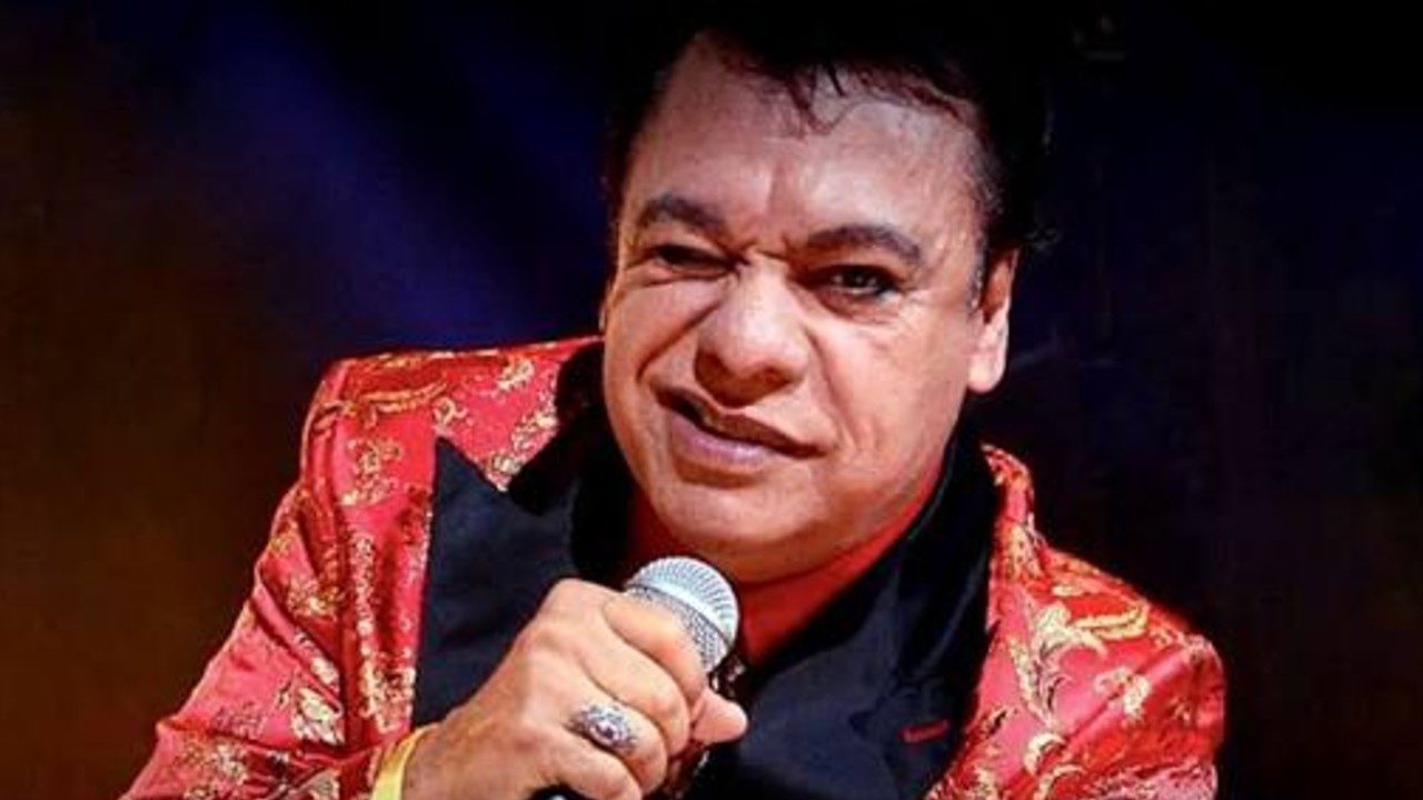 Juan Gabriel guiñando el ojo por su cena de navidad