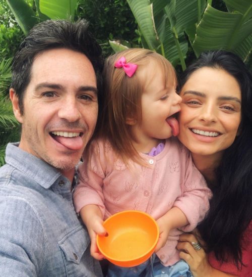 Mauricio Ochmann con Aislinn y Kailani